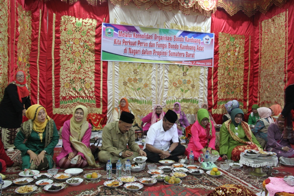 Bupati Solok Makan Bajamba dengan wakil ketua DPRD setempat.